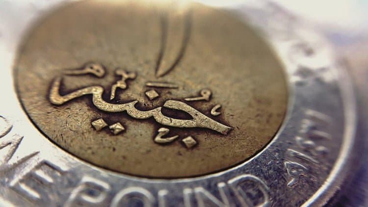 La livre égyptienne perd brutalement 13% face au dollar
