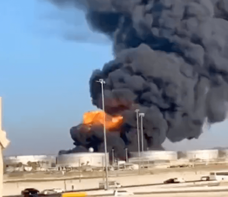 VIDEO: A L'INSTANT : un missile houthi frappe une installation pétrolière d'Aramco à Djeddah, en Arabie saoudite