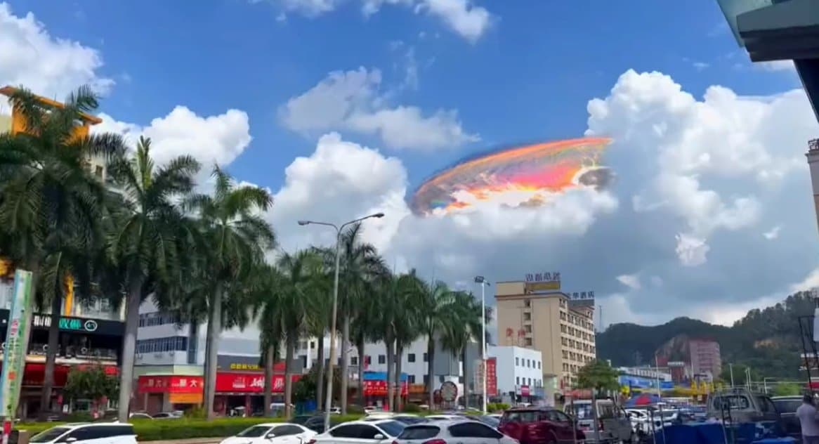 VIDEO - CHINE: UN NUAGE IRIDESCENT OBSERVÉ DANS LE CIEL D'UNE VILLE DU SUD DU PAYS