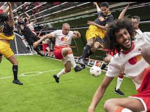 Mastercard consolide un héritage footballistique de plusieurs décennies grâce au “LIVRE GUINNESS DES RECORDS” avec Luis Figo