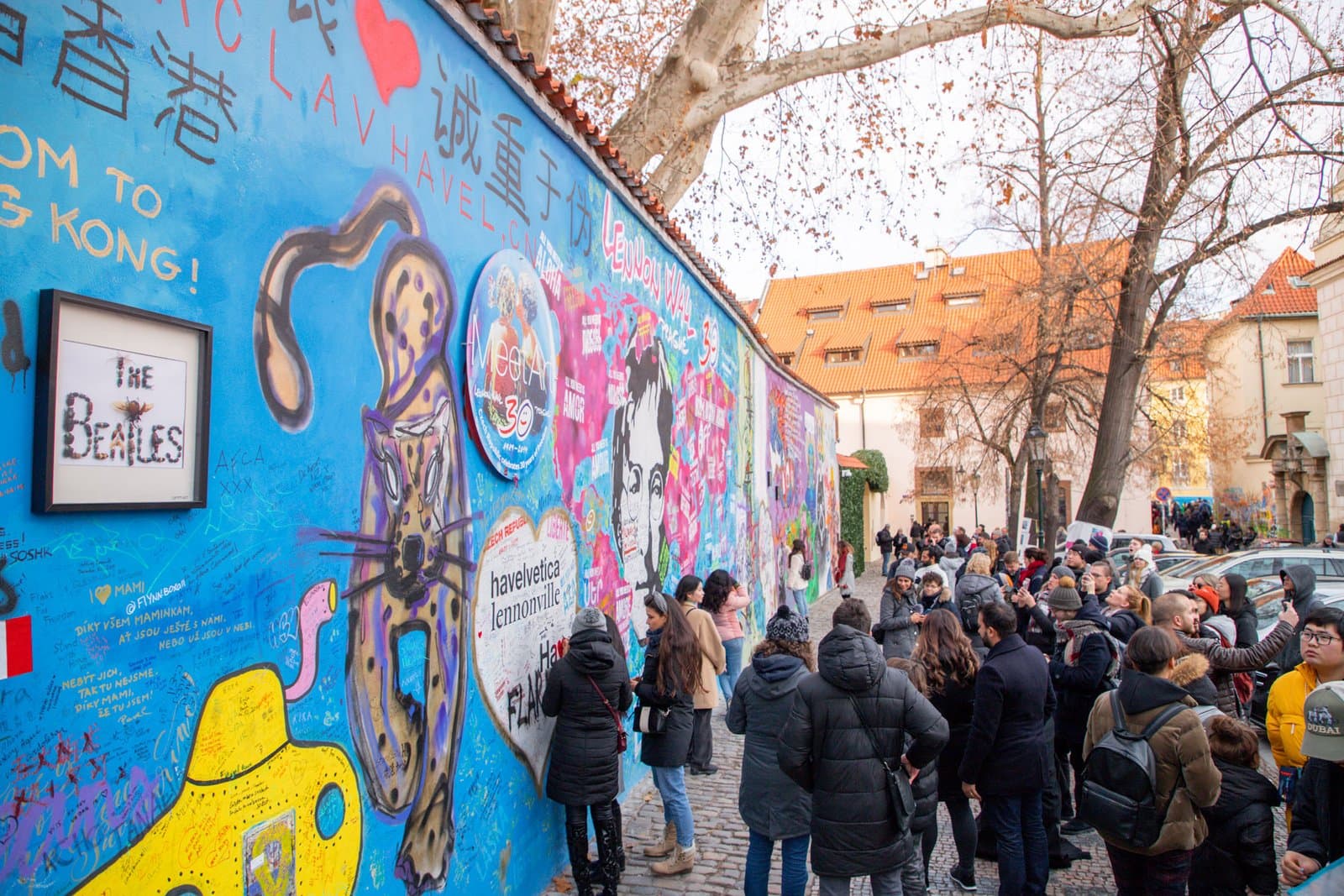Le mur Lennon construit devant le Palais de l'Europe à Strasbourg et le Panthéon à Paris