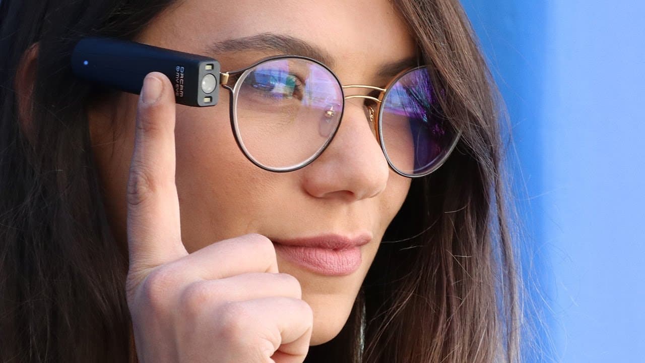 Le OrCam MyEye: Un dispositif israélien permet aux personnes malvoyantes de lire et de reconnaître les visages