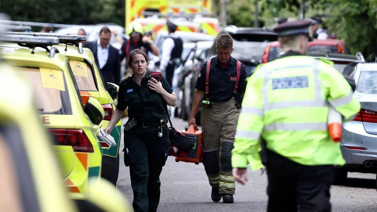 Royaume-Uni : une voiture percute une école, une fillette tuée, 16 blessés