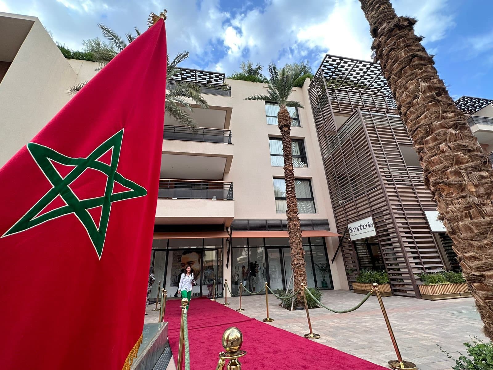 60ème Anniversaire de Sa Majesté : Un hommage en couleurs et en mots illumine M Avenue à Marrakech