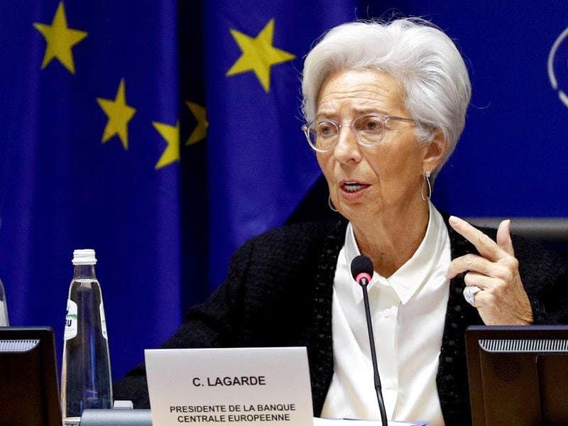 Christine Lagarde de la BCE prévoit une croissance économique lente en Europe jusqu'à la fin de l'année.