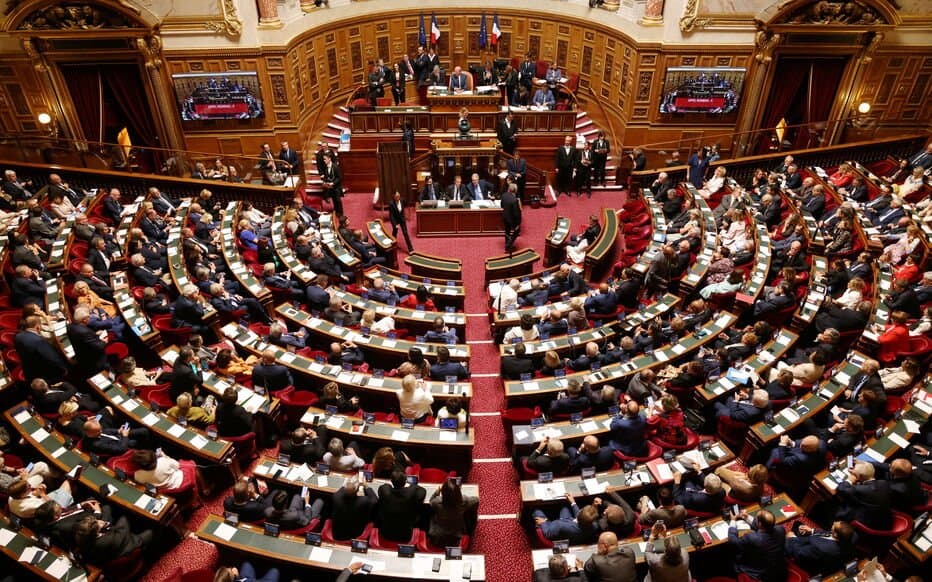 La France : Le Sénat adopte le projet de loi « immigration » dans une version nettement durcie. 