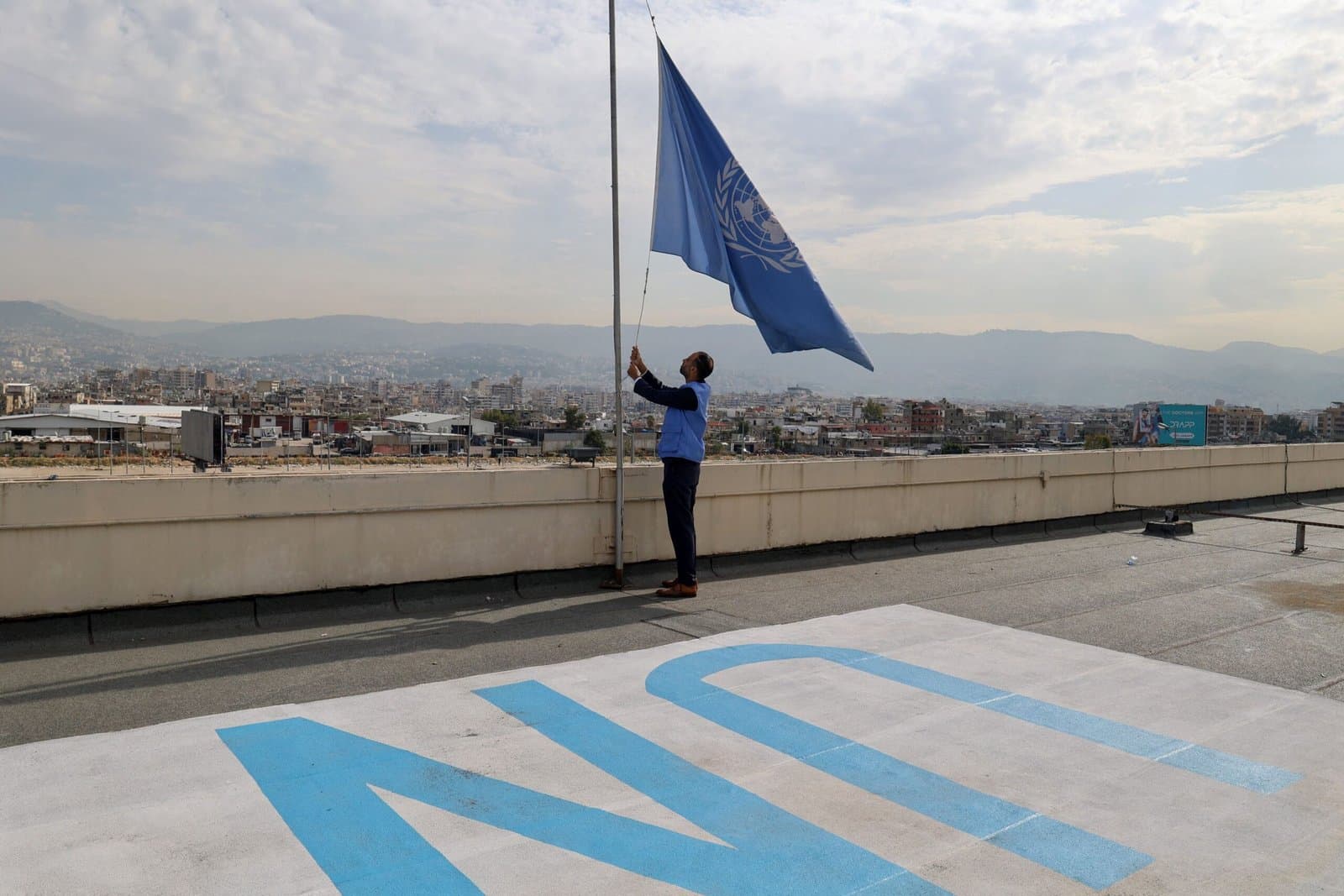 Les Nations Unies baissent leurs drapeaux en hommage aux employés décédés à Gaza.
