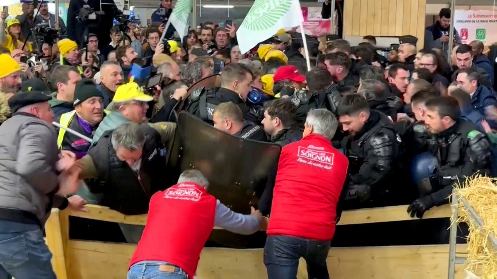 La visite de Macron au Salon de l'Agriculture vire au chaos