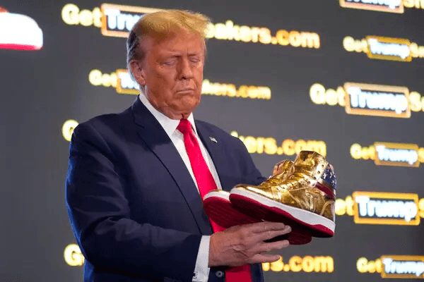 Donald Trump dévoile ses premières chaussures Trump lors d'un événement surprise à Philadelphie.
