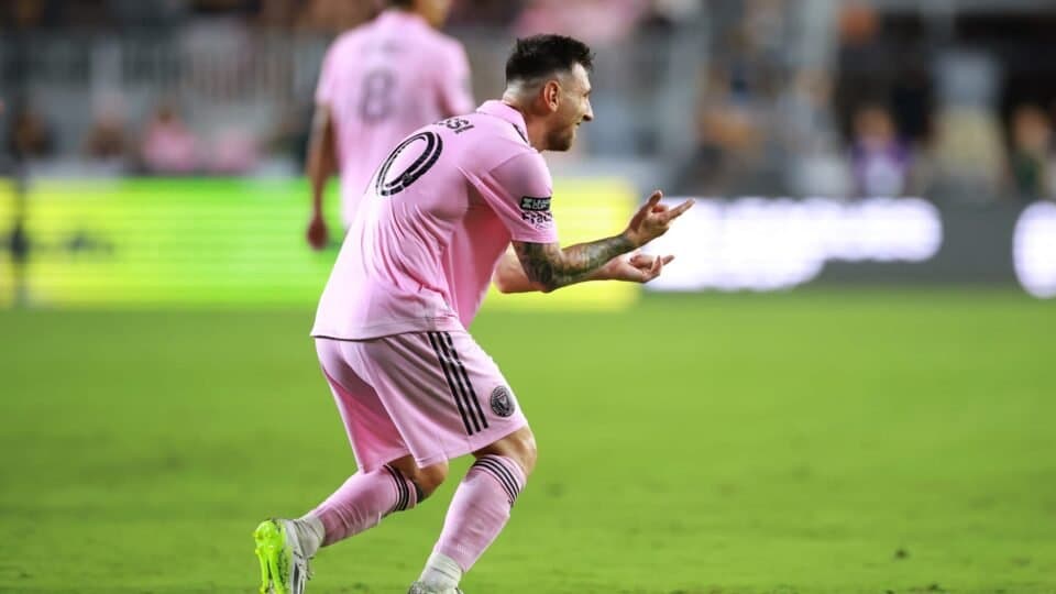 Les chaussures de Messi participent à une initiative pour sauver une rivière de la pollution.