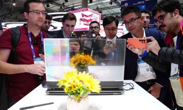 Lenovo dévoile un prototype révolutionnaire d'ordinateur portable avec écran transparent.