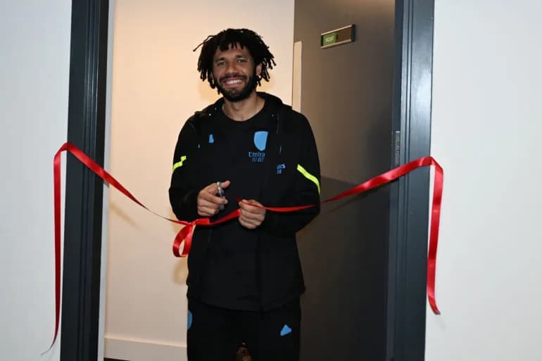Le joueur Mohamed Elneny inaugure la première salle de prière musulmane à l'Emirates Stadium d'Arsenal