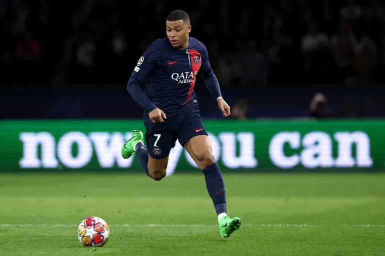 Mbappé refuse de signer une banderole portant le logo du Real Madrid.