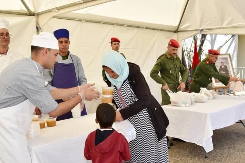 La Garde Royale organise la distribution de 5.000 repas du "Ftour" quotidiennement