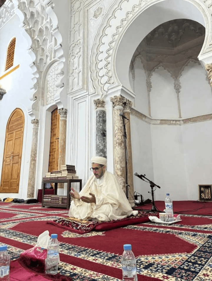Après son ouverture... La mosquée Al-Koutoubia accueille Sheikh Abderrahim Nabulsi pour diriger les fidèles lors de la prière des Tarawih.