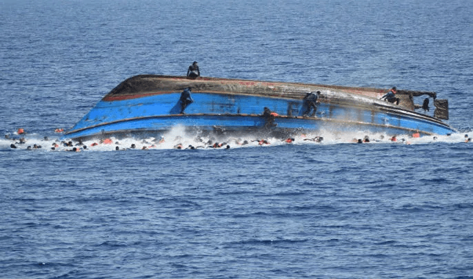 La mort de trois migrants lors de leur tentative de traversée de la mer depuis la zone d'Al-Naïla dans la commune d'Akhfenir