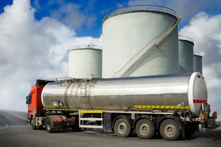 La société israélienne Trak Net lance une ligne de transport de carburant vers les pays arabes