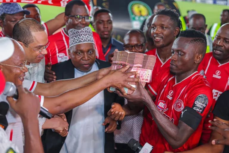Le Président du Club Simba Récompense Généreusement ses Joueurs après leur Qualification pour les Quarts de Finale.