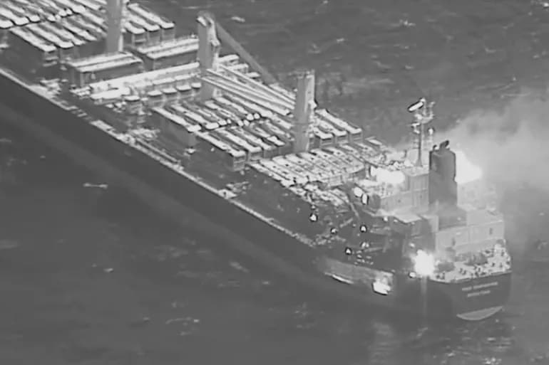 Cible d’un porte-conteneurs au large du Yémen : escalade des tensions et défis dans la région maritime