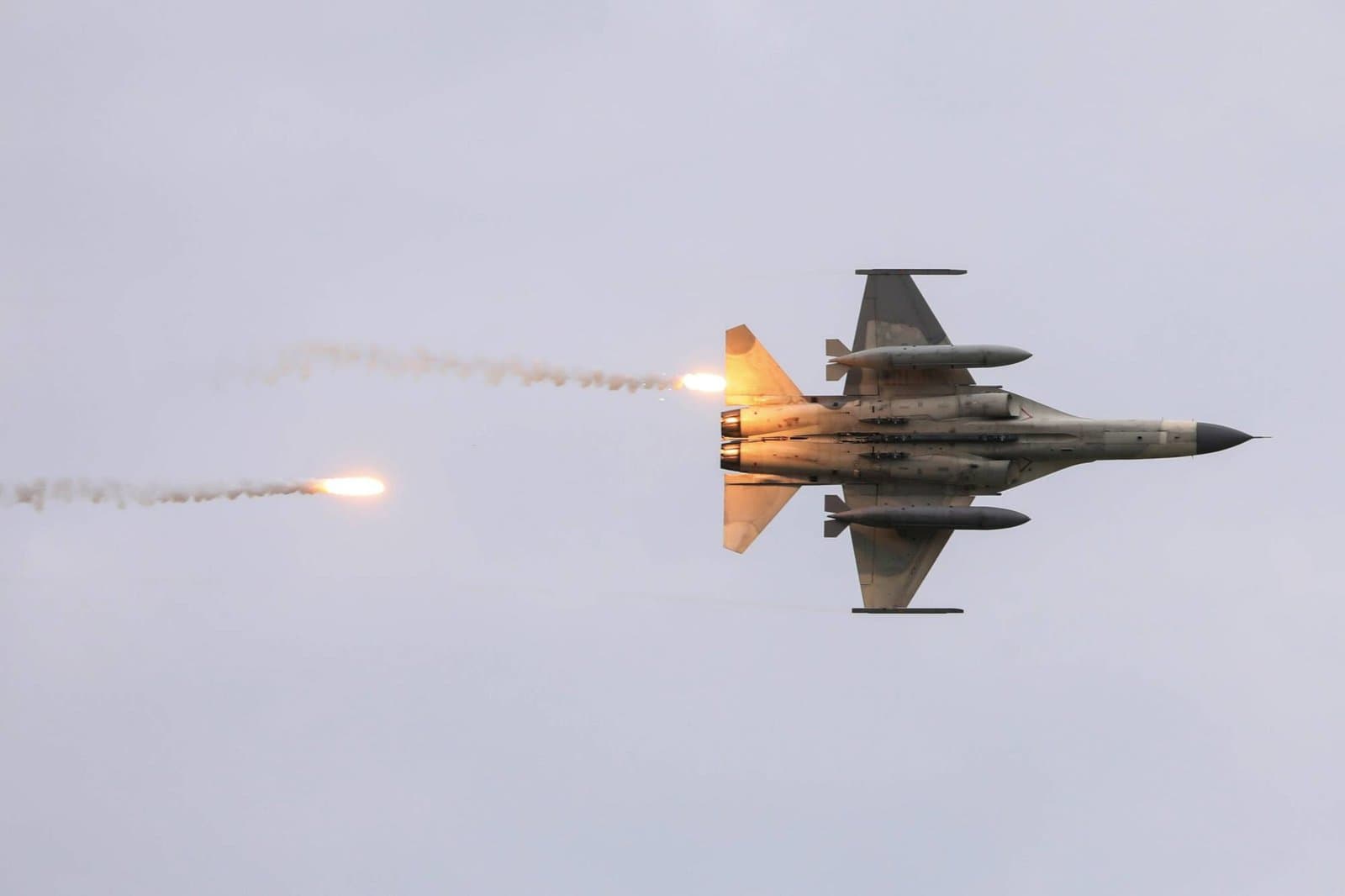 Taïwan signale une intrusion massive d'avions militaires chinois