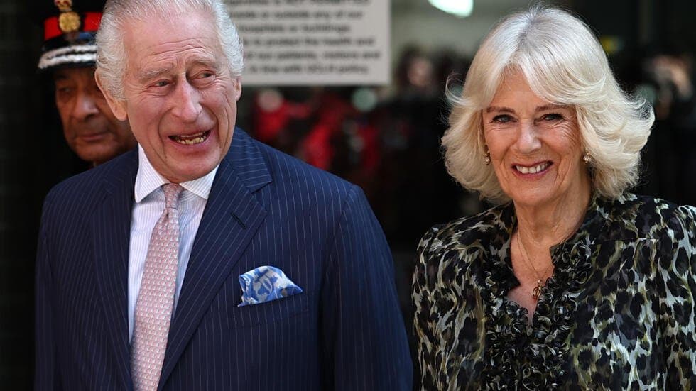 Le Roi Charles III visite un Centre de Traitement du Cancer à Londres lors de sa Première Sortie Officielle depuis son Diagnostic