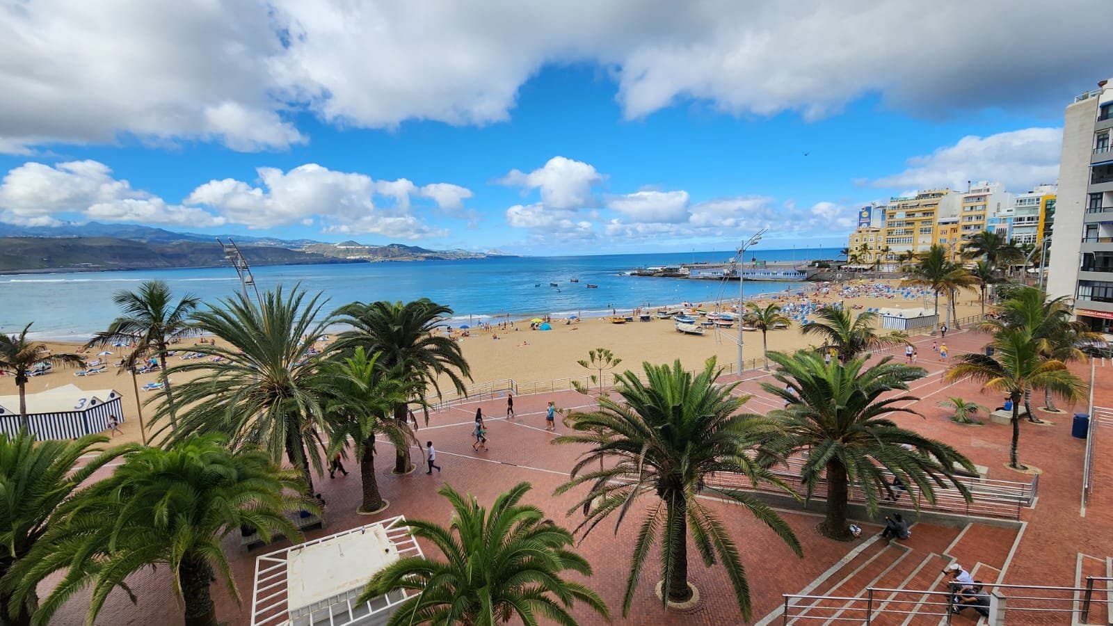 Les Canaries en Colère : Les Habitants Réclament un Limite au Tourisme