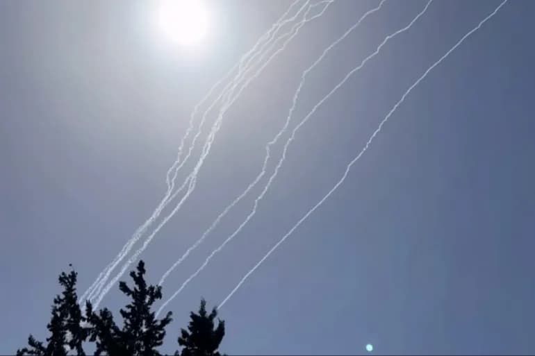 Al-Qassam bombarde Tel-Aviv avec un barrage de missiles et détruit des véhicules israéliens à Jabalia
