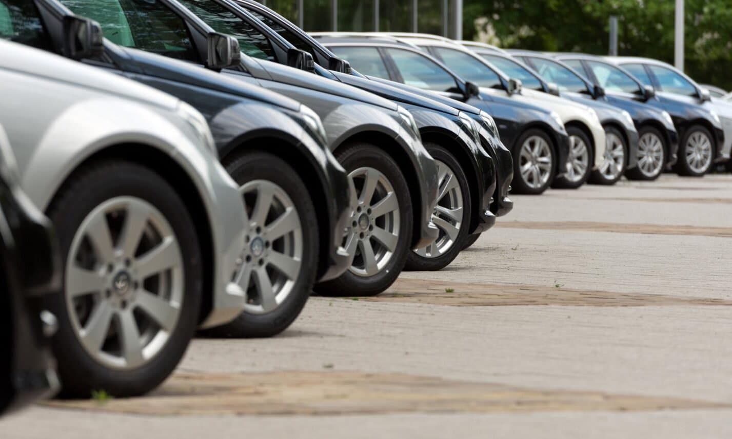 Secteur automobile européen en crise: avertissements de Stellantis, Aston Martin et Volkswagen