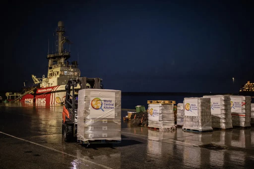 Déchargement du Premier Navire d'Aide Humanitaire sur le Quai Flottant de Gaza