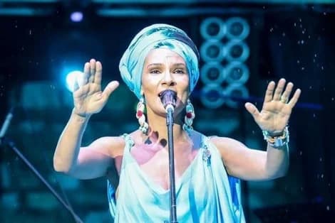 Oum lance une tournée artistique au Maroc avec son nouvel album musical 'Dakchi'