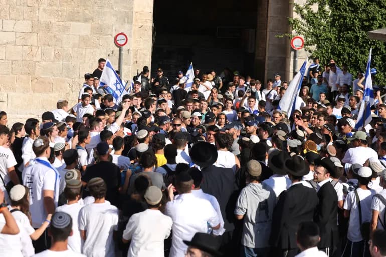 « Mort aux Arabes. » Les chants des colons lors de la marche du drapeau suscitent la colère des militants de la communication.