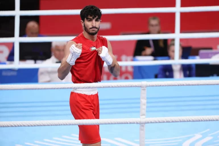 Il communique avec son entraîneur par SMS. Un boxeur palestinien lutte pour réaliser son rêve des Jeux olympiques.