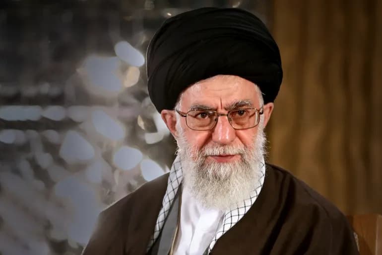 Khamenei : Le déluge d’Al-Aqsa a mis Israël sur la voie de sa fin et a contrecarré la normalisation