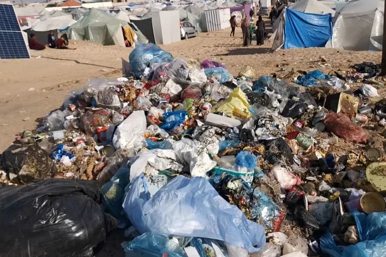 L'UNRWA met en garde contre la propagation de nouvelles maladies à Gaza en raison des « énormes tas » de déchets