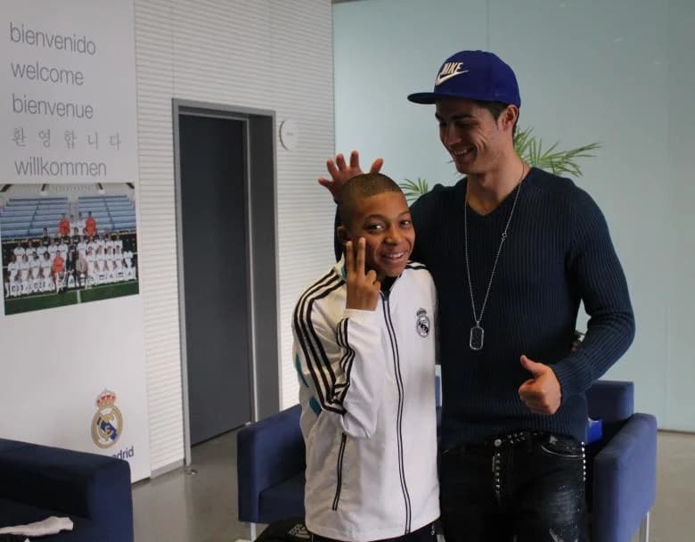 Mbappé célèbre son arrivée au Real Madrid en publiant une photo avec Ronaldo
