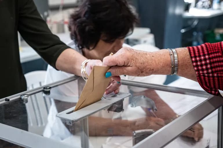 Début du vote aux élections françaises et attentes de progrès pour l'extrême droite