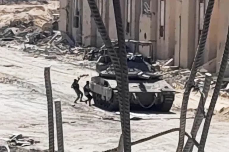 4 soldats israéliens ont été blessés à Rafah et Al-Qassam, un hélicoptère Apache a été pris pour cible