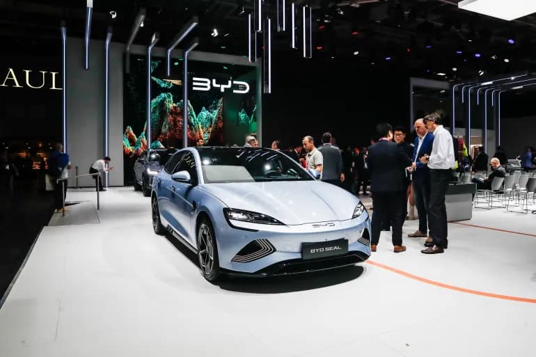 Le chinois BYD réduit l'écart avec Tesla en augmentant ses ventes de voitures électriques