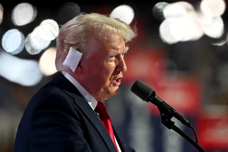Le médecin de Trump justifie le gros bandage sur son oreille suite à la tentative d'assassinat