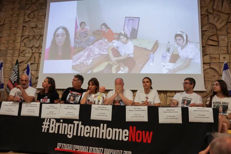 Les familles de 5 femmes soldats détenues appellent Netanyahu à parvenir à un accord