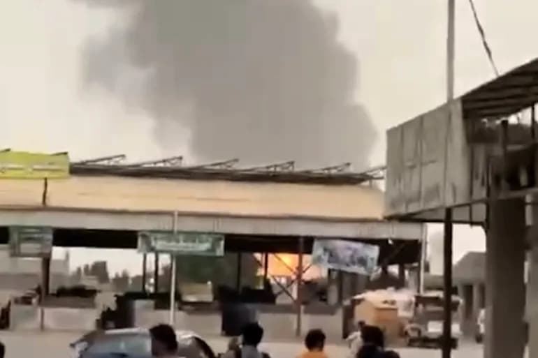 Le port de Hodeidah reprend ses activités malgré les tirs continus des bombardements israéliens