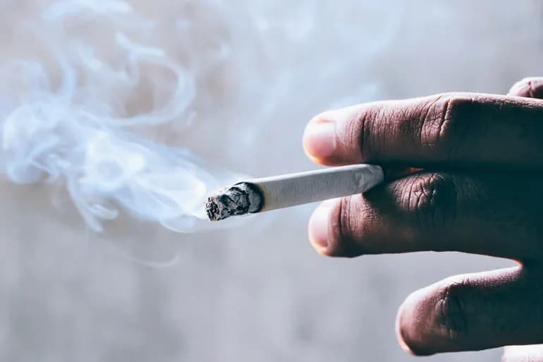Le tabagisme est l'un des facteurs les plus importants qui détournent les compétences et les connaissances des personnes âgées