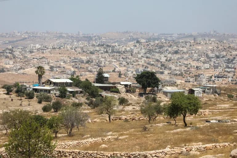 Sous la protection des forces d'occupation, les attaques des colons perturbent un village palestinien en Cisjordanie