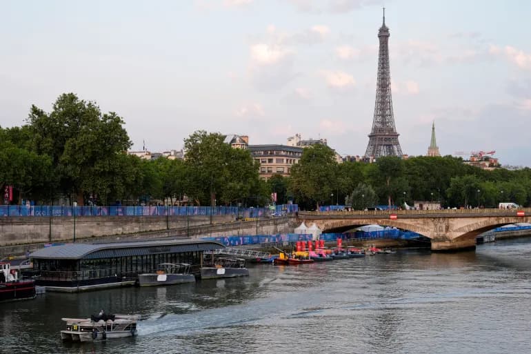 Les courses aux Jeux olympiques de Paris ont été reportées en raison de la pollution de la Seine et un athlète américain se préparant à concourir a été infecté par une bactérie.