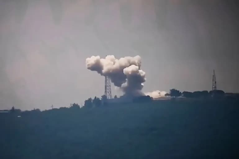 Les tirs de roquettes du Liban et de l'armée d'occupation évoquent le bombardement de deux entrepôts du Hezbollah