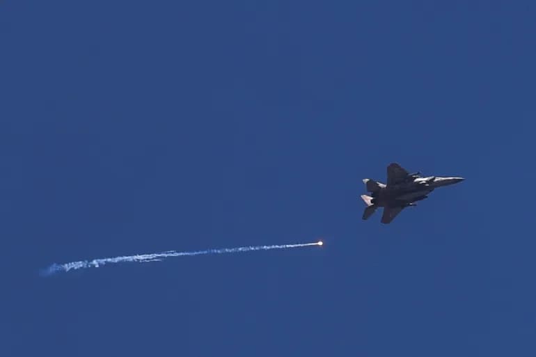 De fortes explosions suite aux bombardements israéliens sur Adloun, au sud du Liban