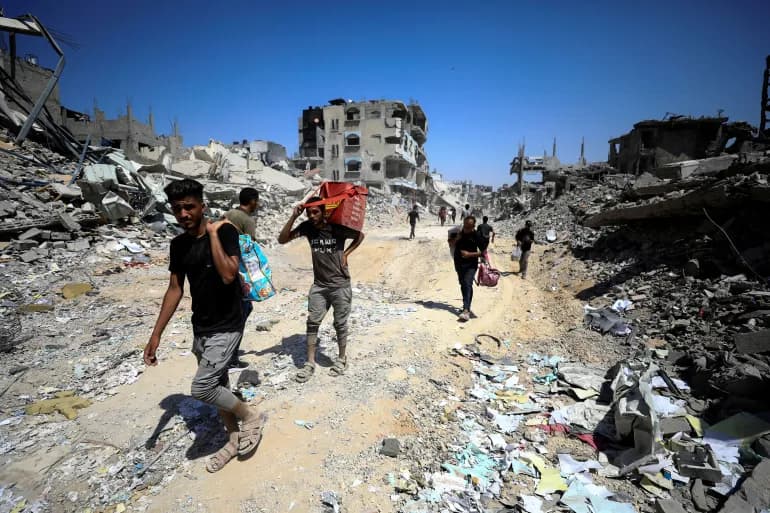 Bombardements continus et corps de dizaines de martyrs jetés dans les rues de la ville de Gaza