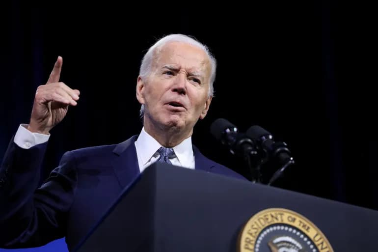 Biden s'engage à poursuivre la course à la présidentielle et attaque Trump