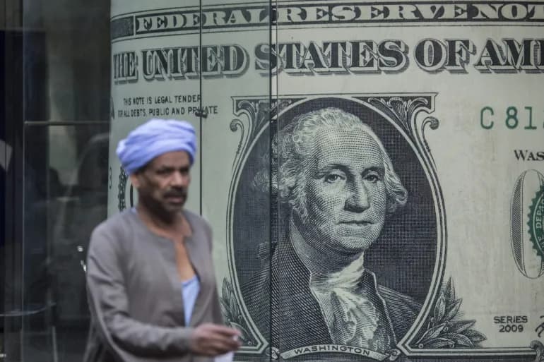 Malgré la disponibilité du dollar… un jeu d'attente entre consommateurs et commerçants en Egypte