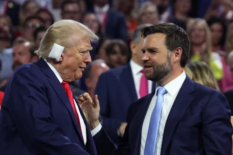 Trump assiste à la convention du Parti républicain avec un bandage sur l'oreille et des cris de « combat »